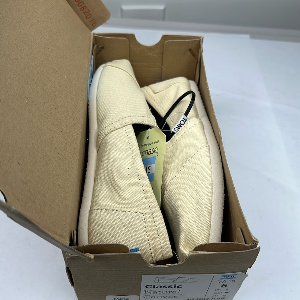 Toms Classic in Natural Canvas